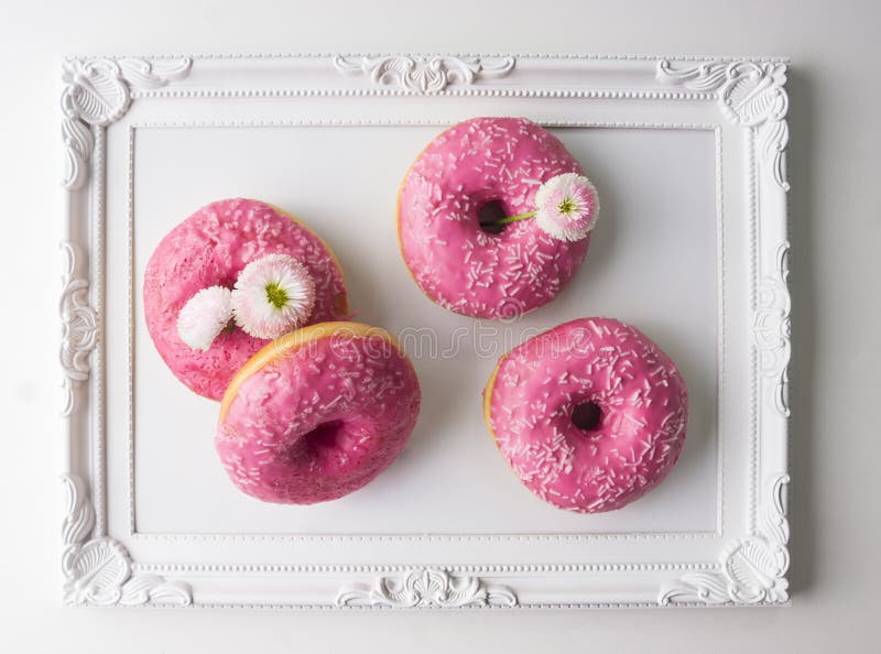 Różowi pączki i kwiaty obraz royalty free Różowi pączki i kwiaty obraz royalty free
