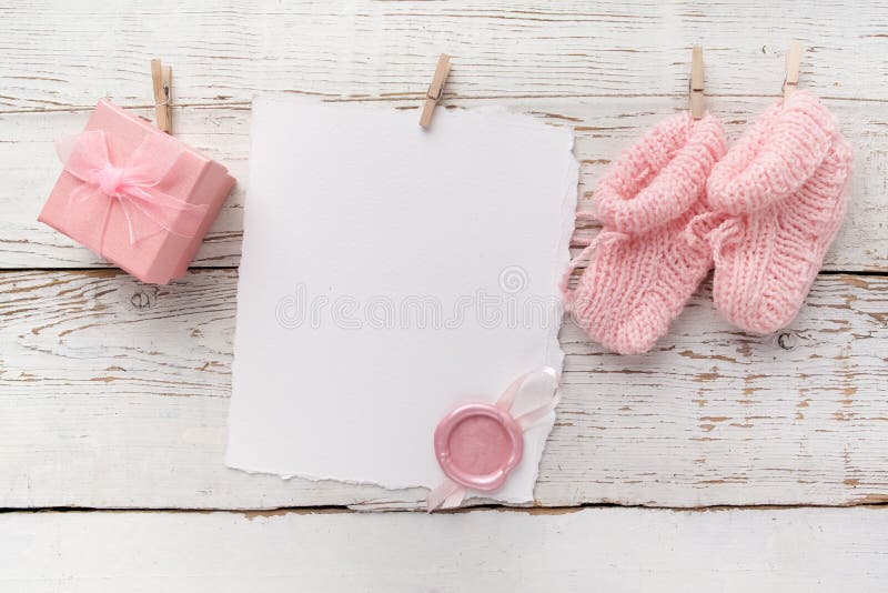 Różowy baby& x27; s łupy Mała dziewczyny skarpeta, pusta karta z wosk foką i teraźniejszość, boksujemy na białym drewnianym tle fotografia stock