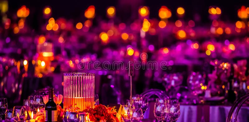 Różowy i Purpurowy Bożenarodzeniowy wystrój dla Galowego gościa restauracji lub zdjęcie stock Różowy i Purpurowy Bożenarodzeniowy wystrój dla Galowego gościa restauracji lub zdjęcie stock