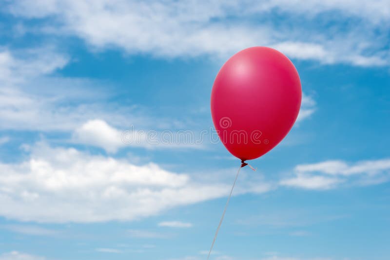 Röd ballong i himlen arkivfoto Röd ballong i himlen arkivfoto