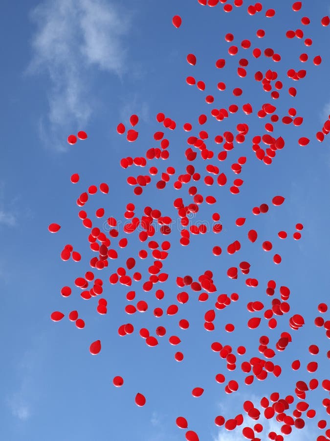 Röd ballong på blå himmel arkivbilder Röd ballong på blå himmel arkivbilder