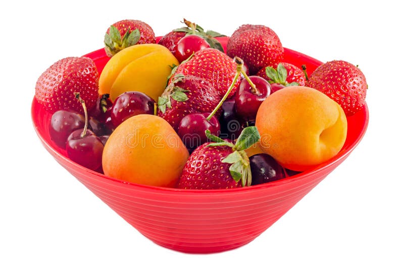 Röd bunke, vas som fylls med frukter arkivbild Röd bunke, vas som fylls med frukter arkivbild