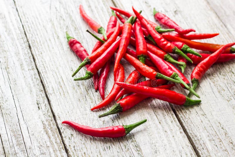 röd chili- eller chilikajennpeppar på den vita trätabellen arkivbilder röd chili- eller chilikajennpeppar på den vita trätabellen arkivbilder