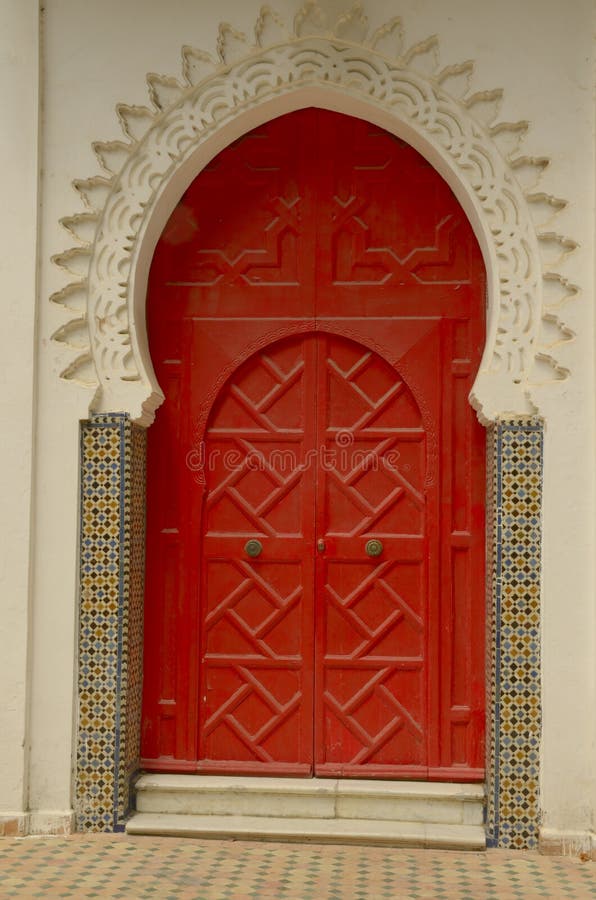 Röd dörr i Tangier arkivfoton Röd dörr i Tangier arkivfoton