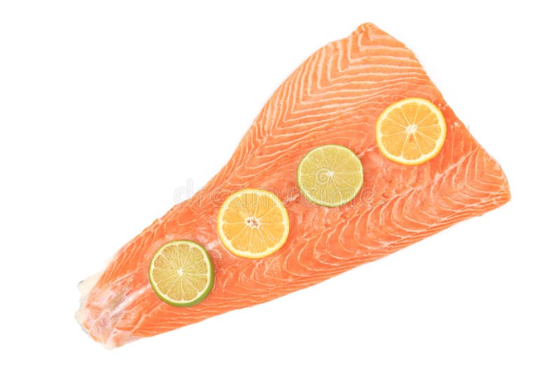 Röd fiskfilé med citronskivor arkivfoto Röd fiskfilé med citronskivor arkivfoto
