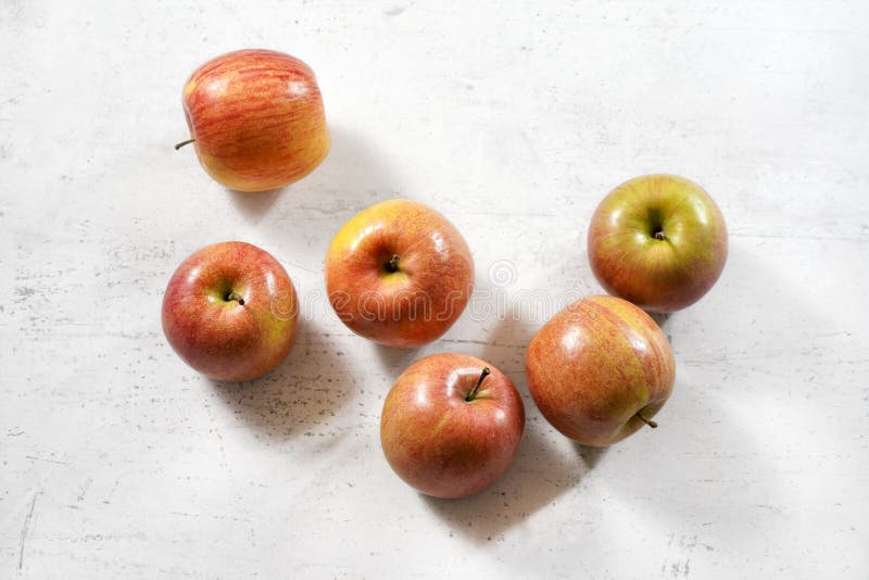 Röd/gul äpplekikuvariation för Tabletop sikt - på det vita funktionsdugliga brädet royaltyfria foton Röd/gul äpplekikuvariation för Tabletop sikt - på det vita funktionsdugliga brädet royaltyfria foton