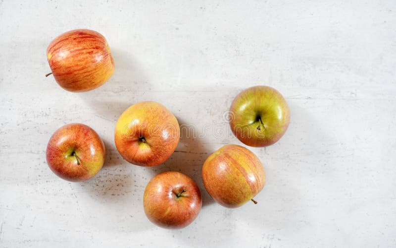 Röd/gul äpplekikuvariation på det vita funktionsdugliga brädet, foto från över royaltyfri fotografi Röd/gul äpplekikuvariation på det vita funktionsdugliga brädet, foto från över royaltyfri fotografi