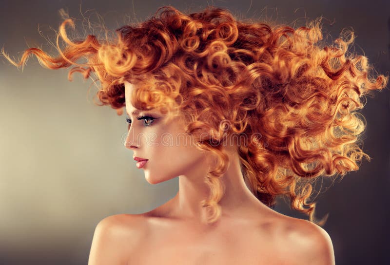 Röd haired flicka med den lockiga frisyren