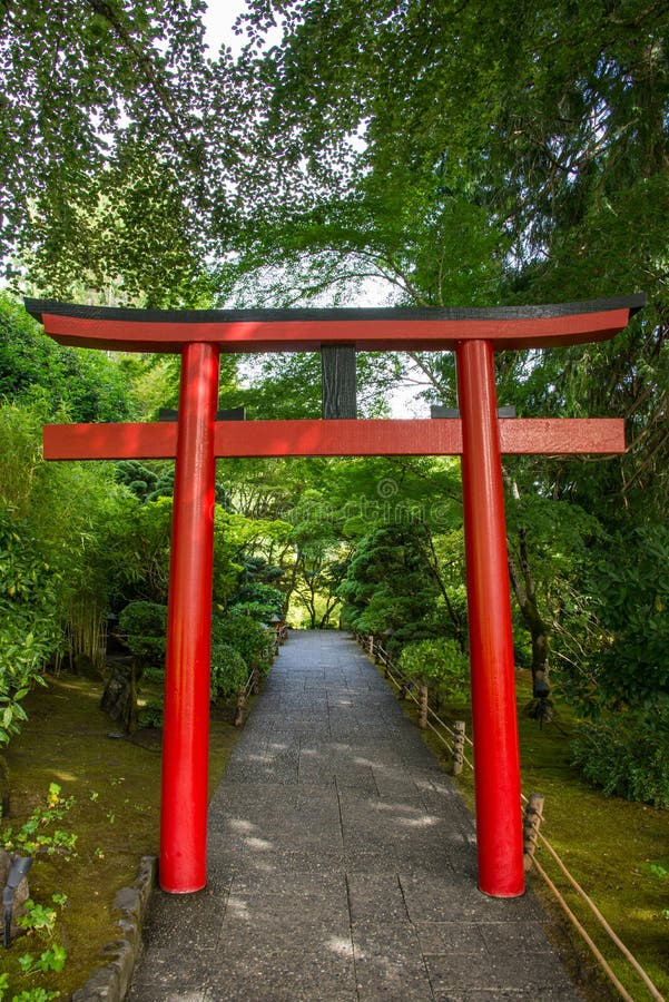 Röd japanbåge, Butchart trädgårdar, Victoria, Kanada arkivfoto Röd japanbåge, Butchart trädgårdar, Victoria, Kanada arkivfoto