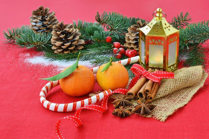 Röd julbakgrund med frukter, kryddor, gran, garneringar royaltyfri foto Röd julbakgrund med frukter, kryddor, gran, garneringar royaltyfri foto