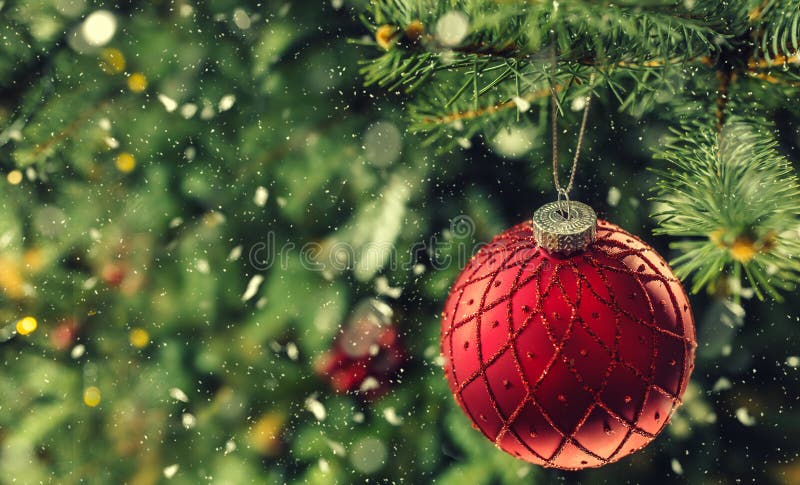 Röd lyxig boll för jul på trädfilialer i snöig atmosfär arkivfoton Röd lyxig boll för jul på trädfilialer i snöig atmosfär arkivfoton