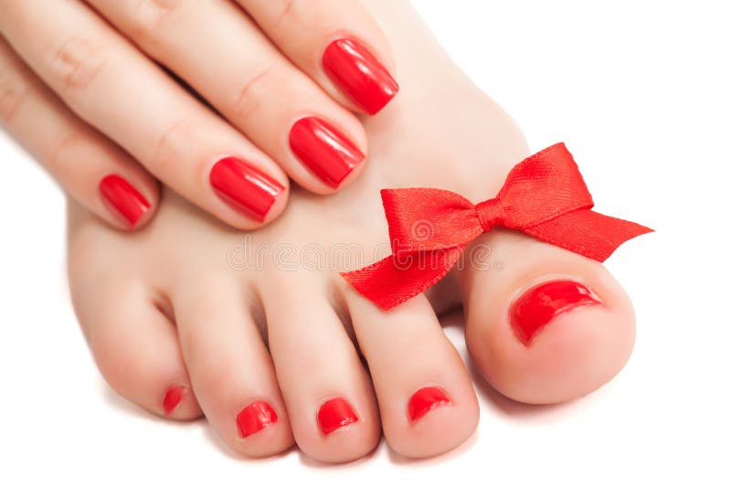 Röd manicure och pedicure med en pilbåge. isolerat royaltyfria foton Röd manicure och pedicure med en pilbåge. isolerat royaltyfria foton