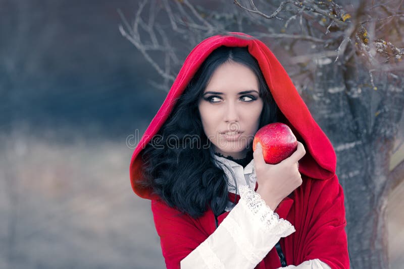 Röd med huva kvinna som rymmer den Apple sagaståenden royaltyfri fotografi Röd med huva kvinna som rymmer den Apple sagaståenden royaltyfri fotografi