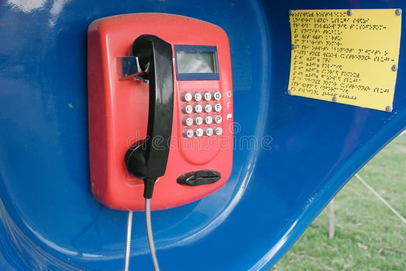 R?d retro telefon i b?set arkivbilder R?d retro telefon i b?set arkivbilder