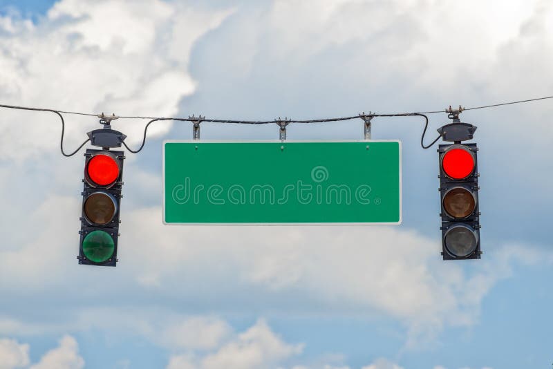 Röd trafikljus med det tomma gatatecknet royaltyfri foto