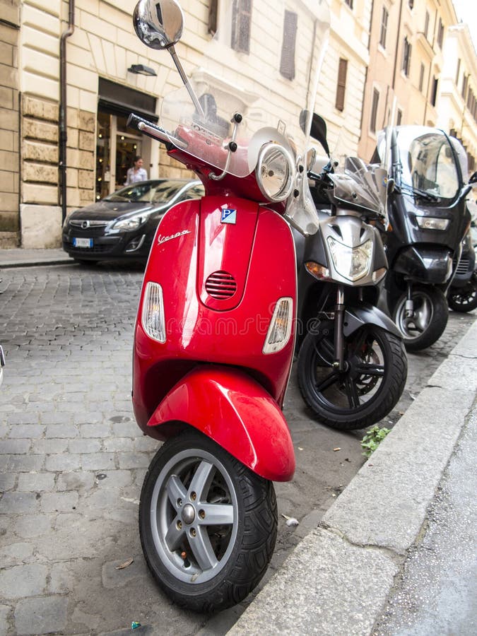 Röd Vespasparkcykel royaltyfria foton Röd Vespasparkcykel royaltyfria foton