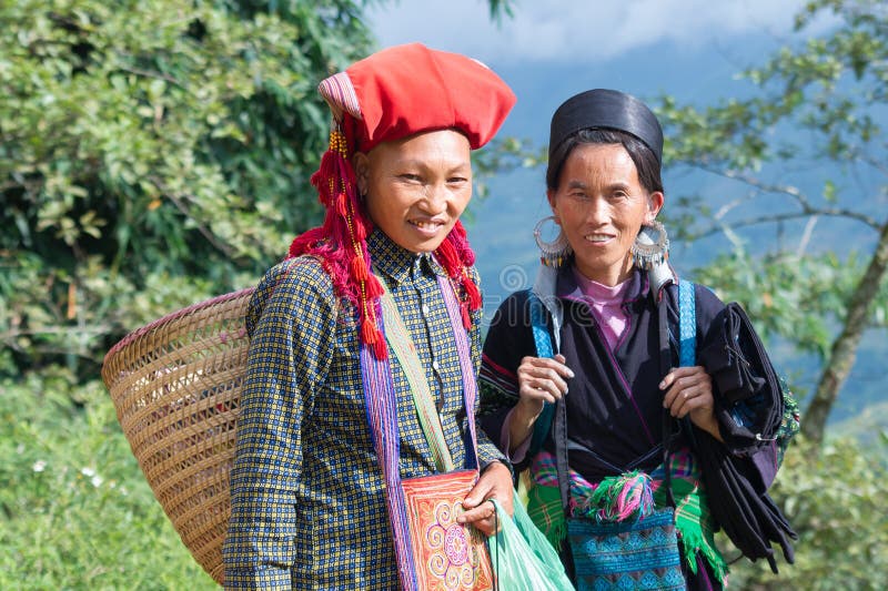 Röda Dzao och en Hmong kvinna i Vietnam arkivbild Röda Dzao och en Hmong kvinna i Vietnam arkivbild
