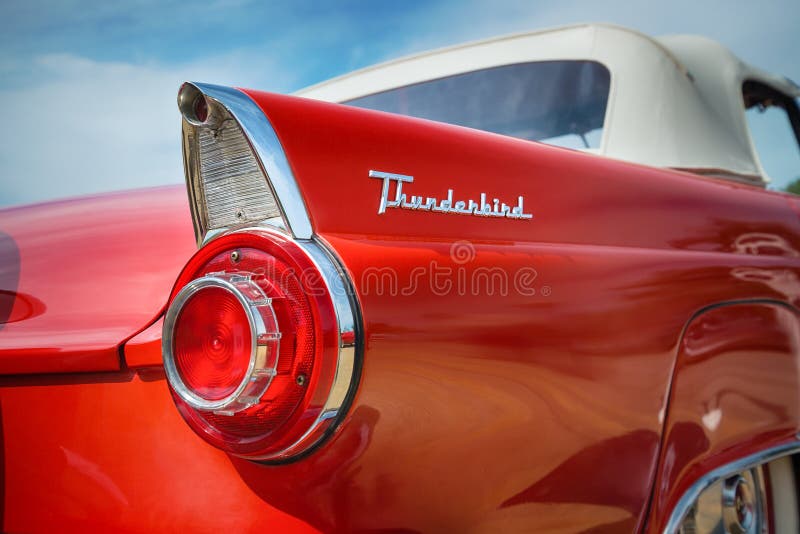 Röda Ford Thunderbird Convertible Classic Car 1956 fotografering för bildbyråer Röda Ford Thunderbird Convertible Classic Car 1956 fotografering för bildbyråer