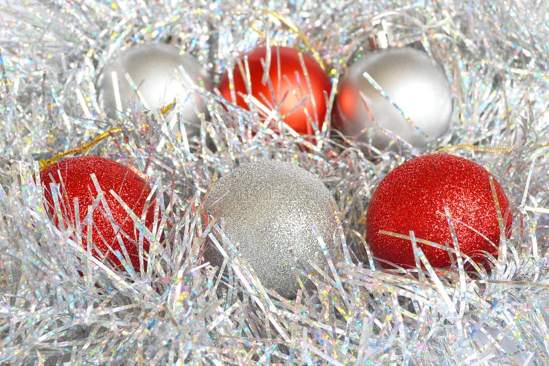 Röda och silverjulbollar och skinande glitter av det silverfärg, bakgrund och begreppet av ferier, jul och det nya året royaltyfria bilder Röda och silverjulbollar och skinande glitter av det silverfärg, bakgrund och begreppet av ferier, jul och det nya året royaltyfria bilder