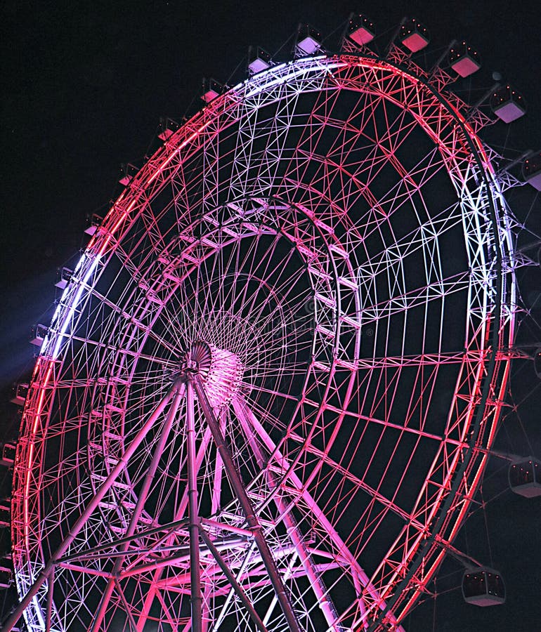 Röda och vita Ferris Wheel på natten royaltyfria foton Röda och vita Ferris Wheel på natten royaltyfria foton