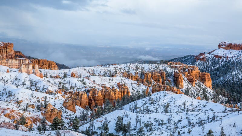 Röda stentorn (hoodoos) av Bryce Canyon/Cedar Breaks i nysnö efter vinterstormen i Utah arkivbilder Röda stentorn (hoodoos) av Bryce Canyon/Cedar Breaks i nysnö efter vinterstormen i Utah arkivbilder