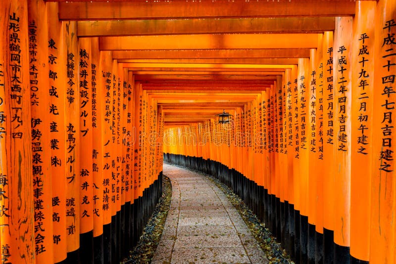 Röda Tori Gate på den Fushimi Inari relikskrin i Kyoto, Japan fotografering för bildbyråer Röda Tori Gate på den Fushimi Inari relikskrin i Kyoto, Japan fotografering för bildbyråer