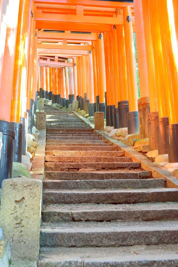 Röda toriiportar och stenmoment på Fushimi Inari förvarar, Kyoto fotografering för bildbyråer Röda toriiportar och stenmoment på Fushimi Inari förvarar, Kyoto fotografering för bildbyråer