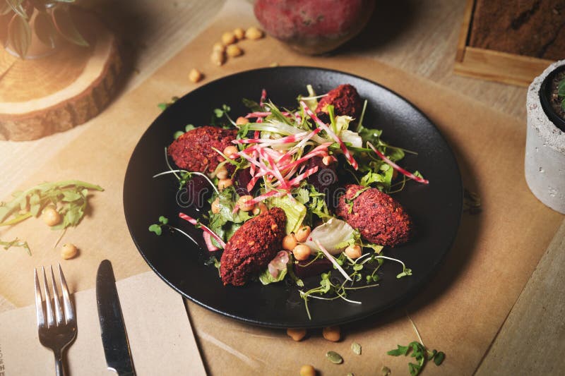 Rödbetafalafelsallad royaltyfria foton Rödbetafalafelsallad royaltyfria foton