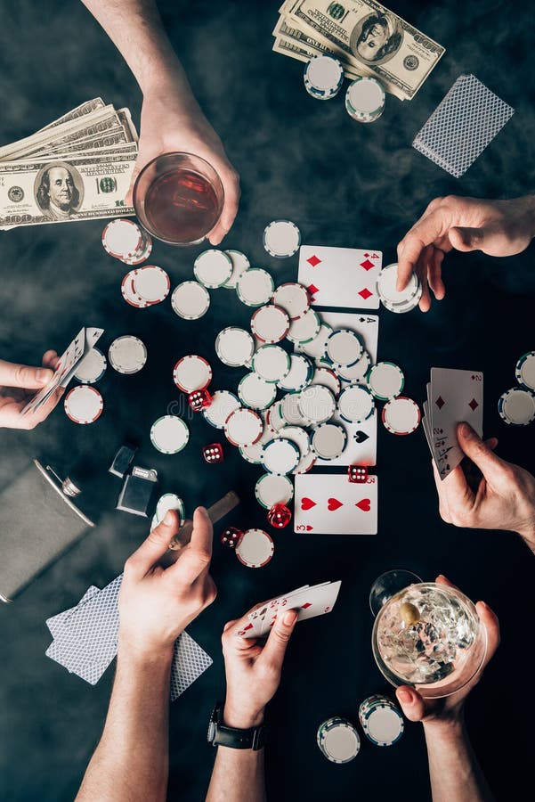 Rök över folk med alkohol i exponeringsglas som spelar poker vid kasinotabellen med pengar royaltyfri bild Rök över folk med alkohol i exponeringsglas som spelar poker vid kasinotabellen med pengar royaltyfri bild