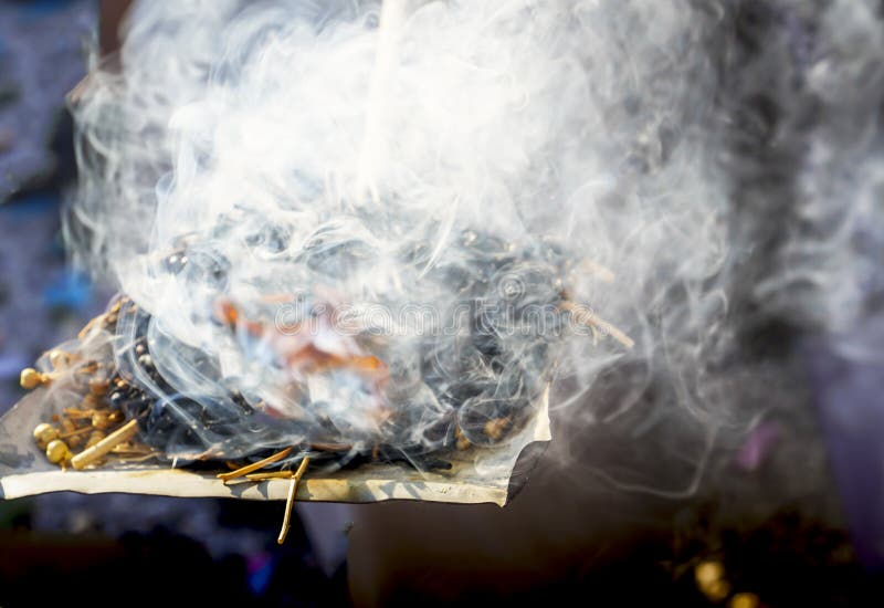 Rökelse av örtpinnen röker som Shamanic tradition