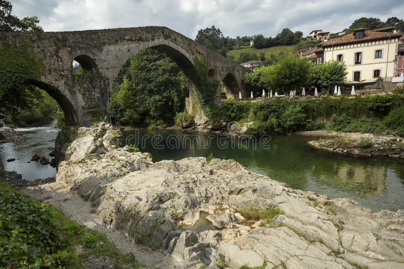 Römische Brücke Cangas de Onis auf Sella-Fluss in Asturien von Spanien stockbild Römische Brücke Cangas de Onis auf Sella-Fluss in Asturien von Spanien stockbild