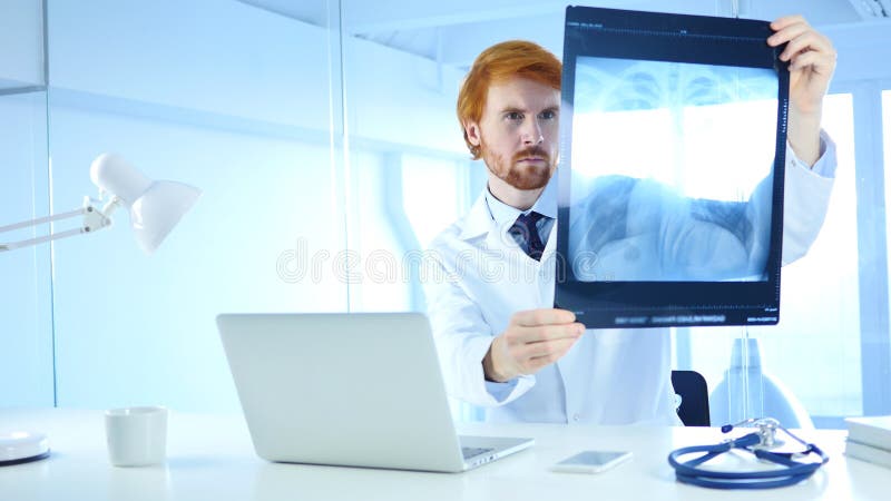 Röntgenstråle för doktor Examing av patienten, lungor och ribcagen arkivbilder Röntgenstråle för doktor Examing av patienten, lungor och ribcagen arkivbilder