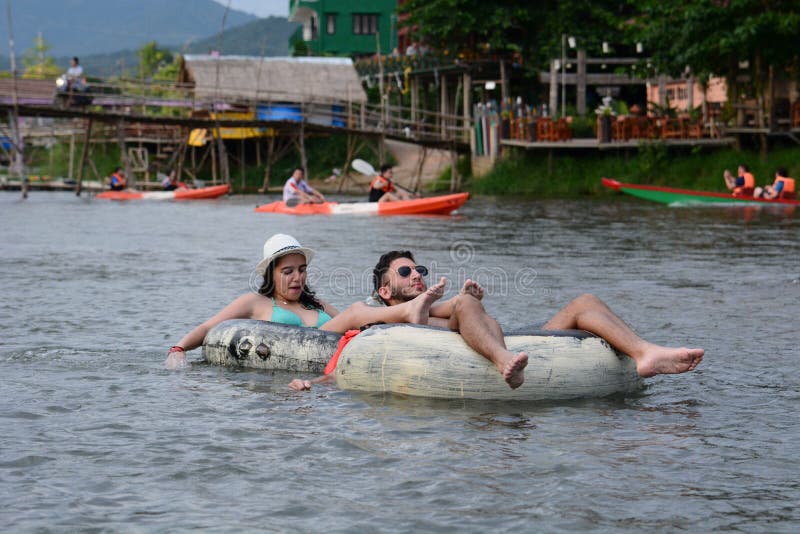 Rör på den Nam Song floden Vang Vieng laos royaltyfri fotografi Rör på den Nam Song floden Vang Vieng laos royaltyfri fotografi