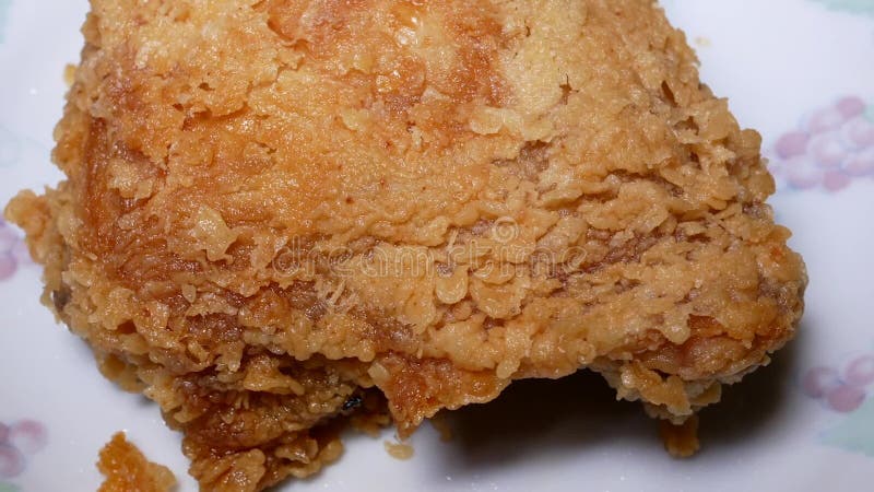 Rörelse av frasig kentucky stekt kyckling på plattan