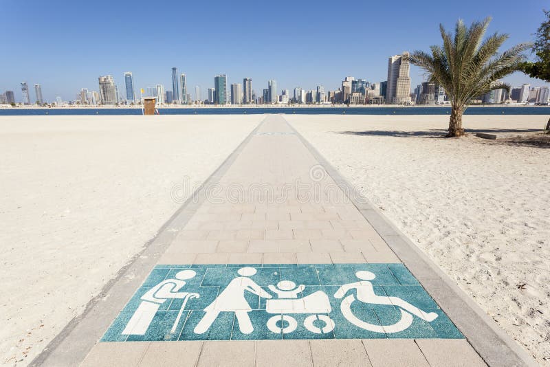 Rörelsehindrad gångbana till stranden i Dubai fotografering för bildbyråer Rörelsehindrad gångbana till stranden i Dubai fotografering för bildbyråer