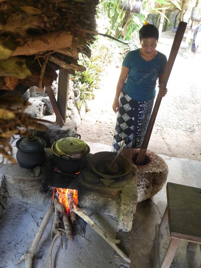 Röstkaffee von Frauen auf einer Kaffeeplantage in Bali stockfotografie Röstkaffee von Frauen auf einer Kaffeeplantage in Bali stockfotografie