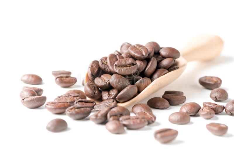 Röstkaffeebohnen in der hölzernen Schaufel lokalisiert stockbilder Röstkaffeebohnen in der hölzernen Schaufel lokalisiert stockbilder