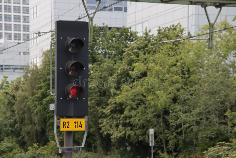 Rött ljus vid trafiktecken vid randstadräls vid station den haag laan van noi fotografering för bildbyråer