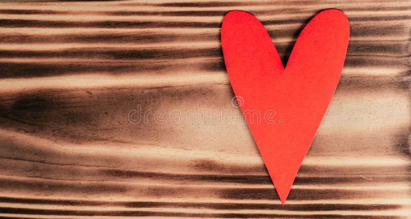 Rött pappershjärta på träbakgrund. st valentins day-begrepp. kopieringsutrymme för översta vy. stänga. valentinnesdagskoncept. banderoll. kopieringsutrymme. översta vyn. kärlek och festdag firande.