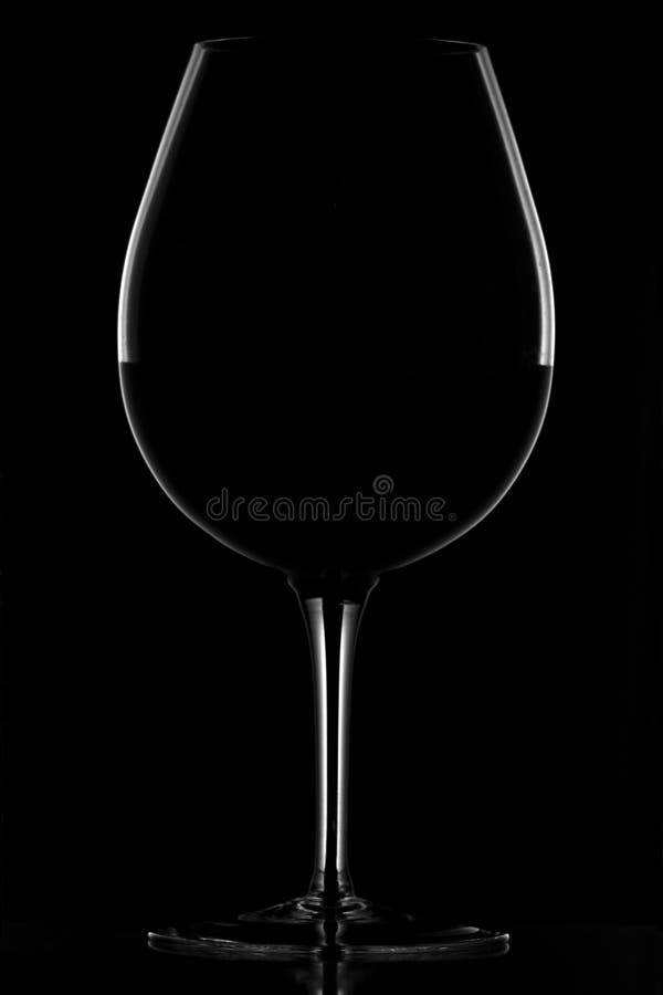Rött vin i exponeringsglas på black royaltyfri foto Rött vin i exponeringsglas på black royaltyfri foto