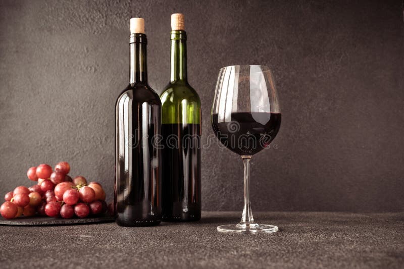 Rött vin med flera druvor arkivfoto Rött vin med flera druvor arkivfoto