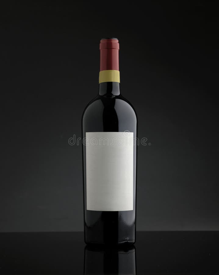 Rött vinflaska utan etikett