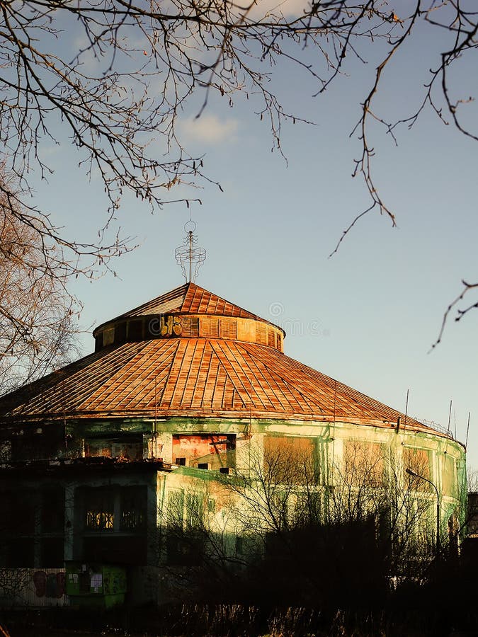 Rússia - Arkhangelsk - construção abandonada arruinada velha do circo