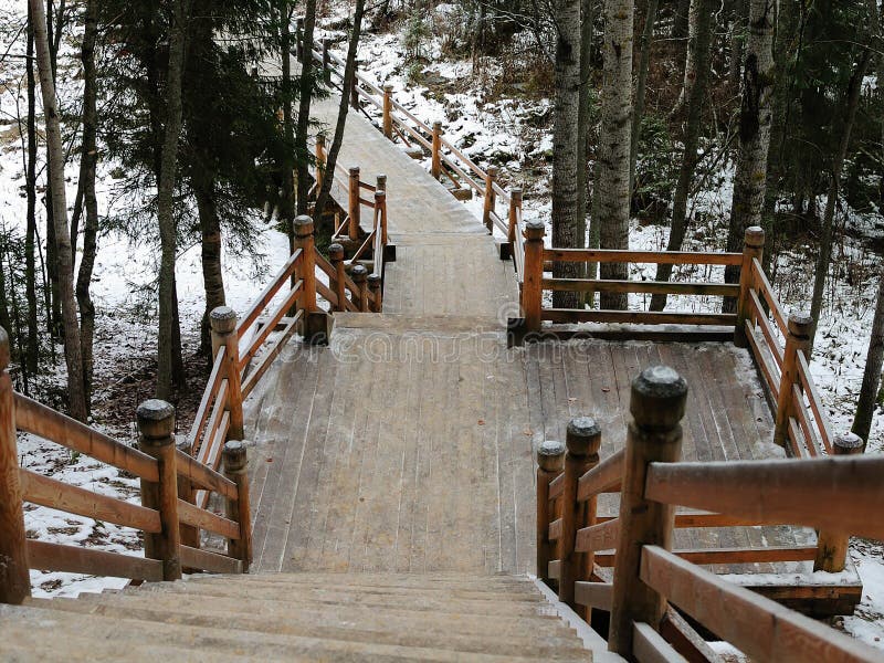 Rússia - Arkhangelsk - subúrbio Forest Park no inverno - escadaria em declive de madeira
