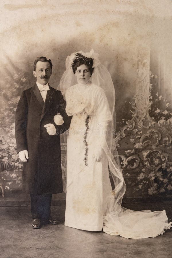 RÚSSIA - CERCA DE 1905-1910: Tiro do casamento apenas do casal no estúdio, foto da era de Vintage Carte de Viste Edwardian fotografia de stock RÚSSIA - CERCA DE 1905-1910: Tiro do casamento apenas do casal no estúdio, foto da era de Vintage Carte de Viste Edwardian fotografia de stock
