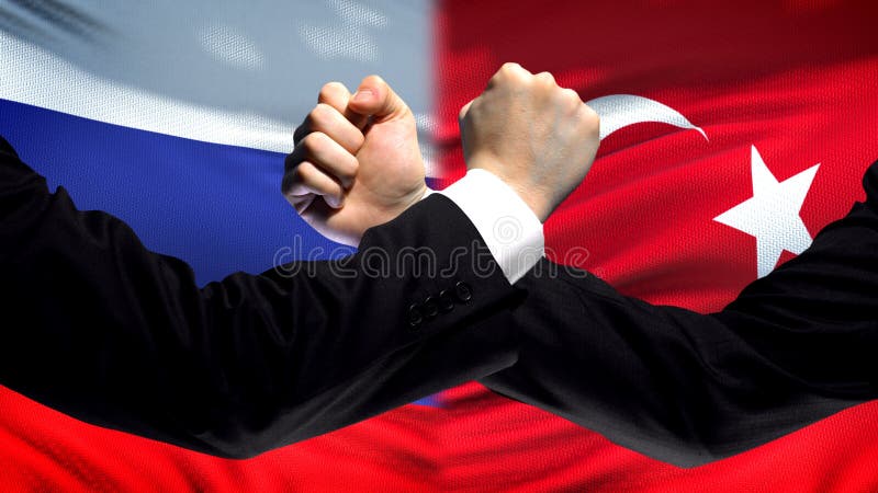 Rússia contra a confrontação de Turquia, desacordo dos países, punhos no fundo da bandeira foto de stock Rússia contra a confrontação de Turquia, desacordo dos países, punhos no fundo da bandeira foto de stock