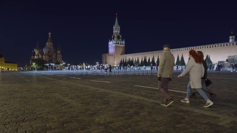 Rússia da moscou 13 de outubro de 2023 : as pessoas caminham à noite