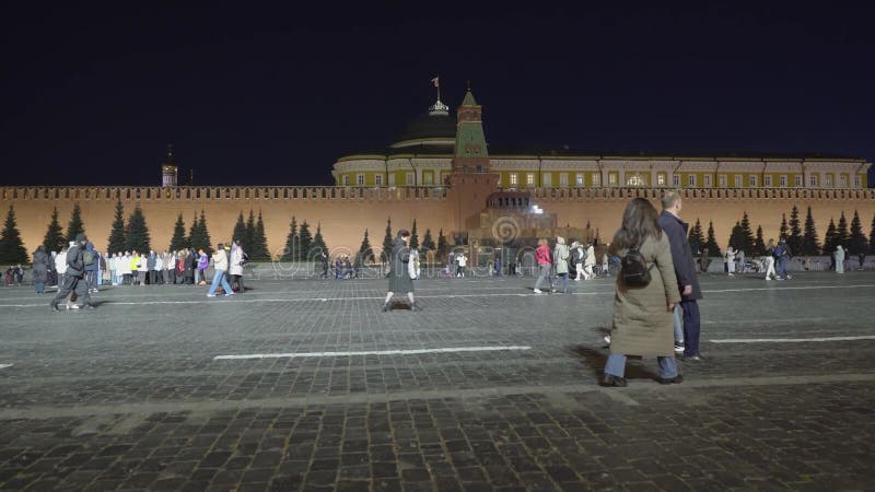 Rússia da moscou 13 de outubro de 2023 : as pessoas caminham à noite