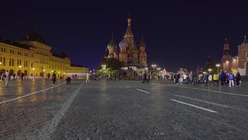 Rússia da moscou 13 de outubro de 2023 : as pessoas caminham à noite