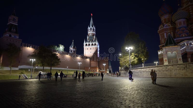 Rússia da moscou 13 de outubro de 2023 : as pessoas caminham à noite